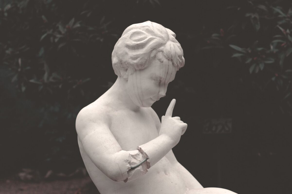 statue banksy londres visage masqué change